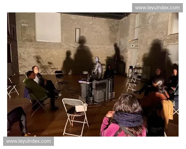 观众从被动接收转向共同建构赛事意义，重塑观演关系